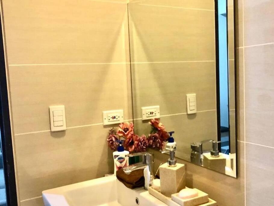 Appartamento 1Br One Uptown Near Uptown Mall Bgc Manila Esterno foto